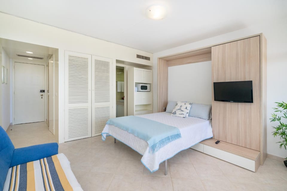Bed, TV and multimedia, Photo of the whole room, Bedroom, wardrobe