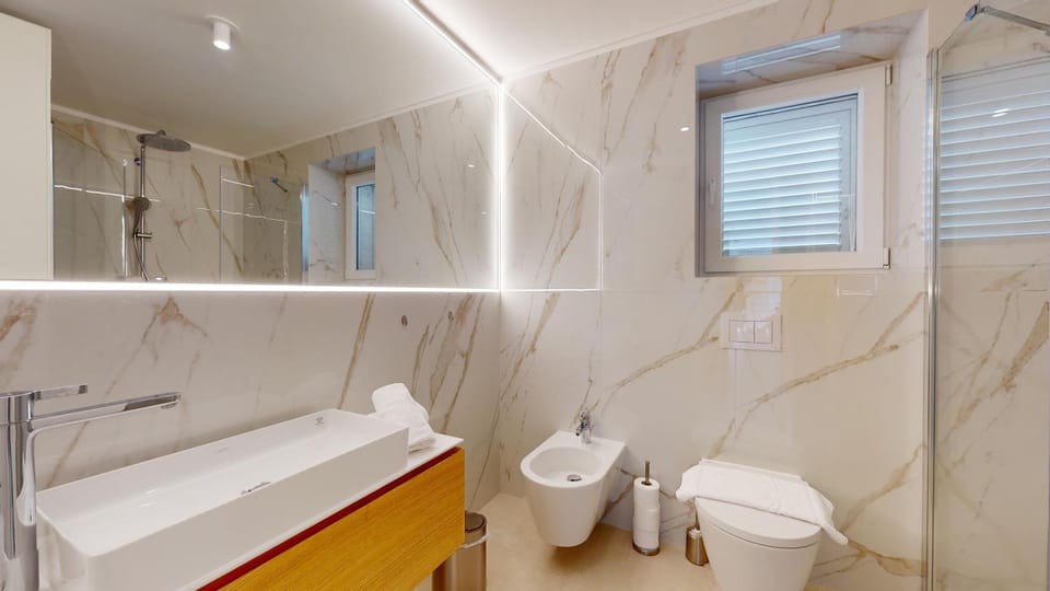 Shower, Toilet, Bathroom, towels