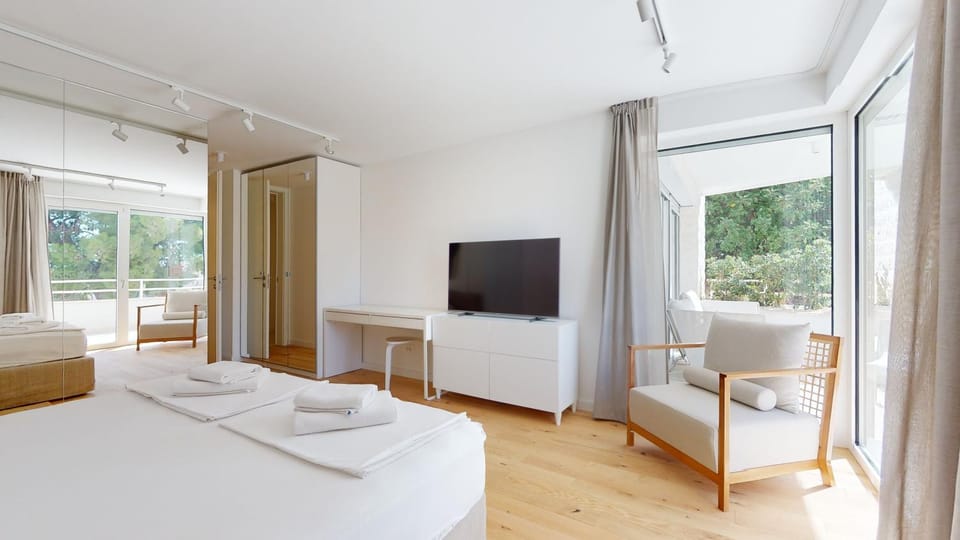 Bed, TV and multimedia, Bedroom