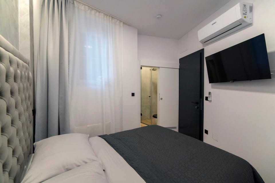 Bed, TV and multimedia, Photo of the whole room, Bedroom