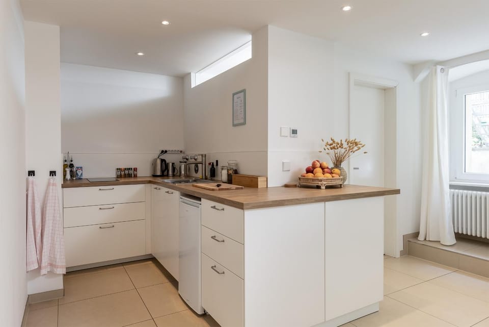 Coffee/tea facilities, Kitchen or kitchenette, stove