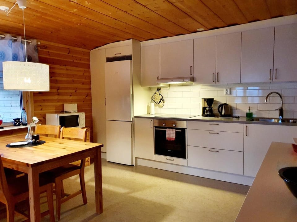 Coffee/tea facilities, Kitchen or kitchenette, Dining area, dishwasher, minibar, stove, toaster