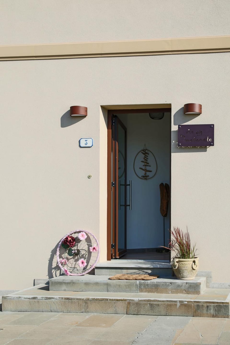 Facade/entrance