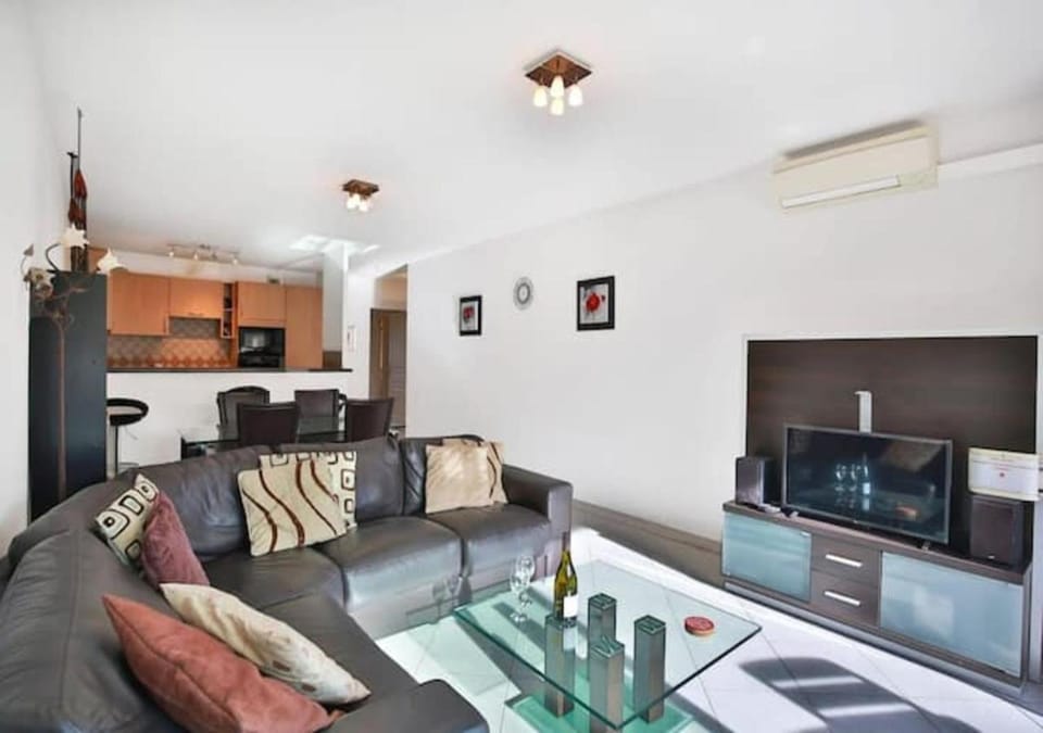TV and multimedia, Kitchen or kitchenette, Living room, Seating area, air conditioner