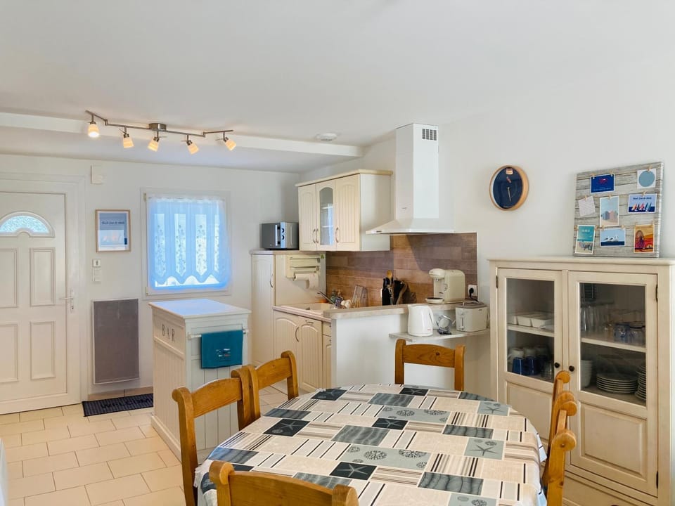 Dining area, kitchen