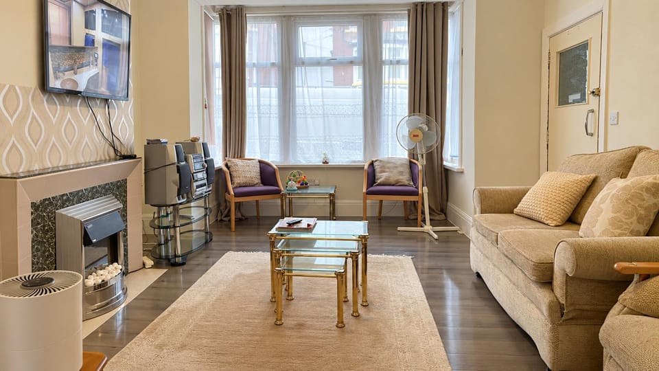 Central 4-Bed Home Sleeps 9 with Parking & Spa House in Blackpool