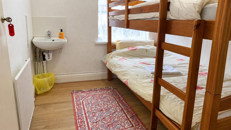 Central 4-Bed Home Sleeps 9 with Parking & Spa House in Blackpool