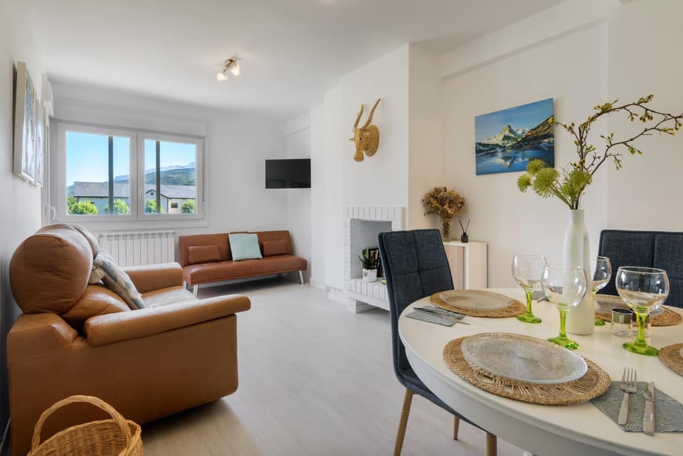 Communal lounge/ TV room, TV and multimedia, Living room, Seating area, Dining area, Evening entertainment