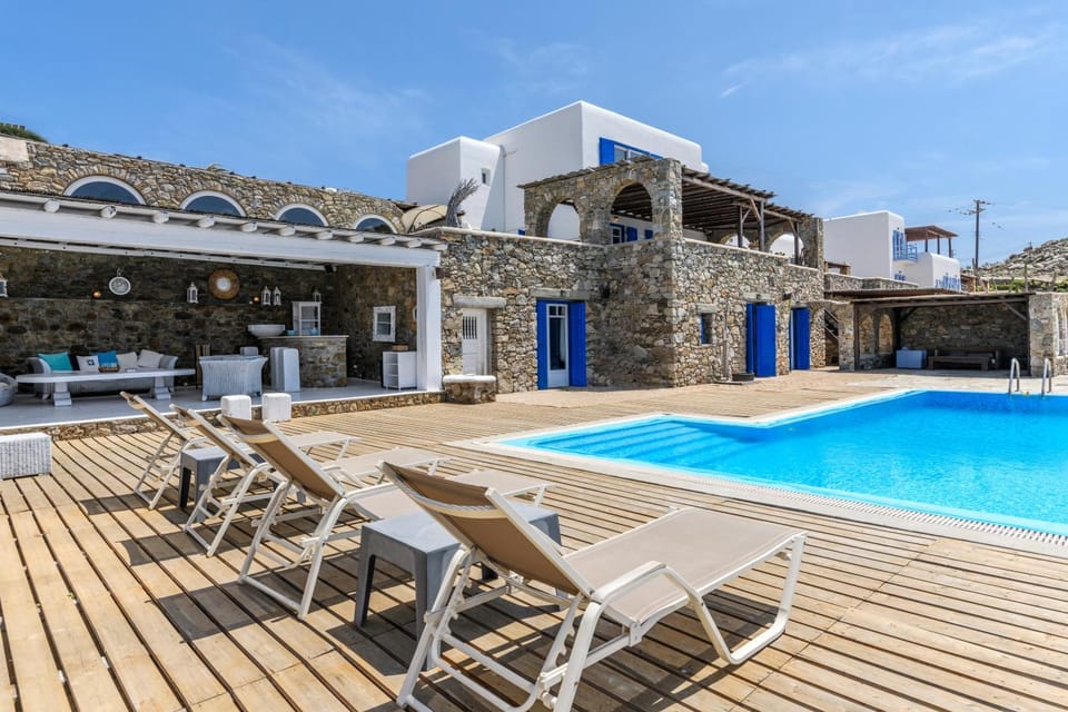 Property building, Patio, Day, Pool view, Swimming pool, sunbed