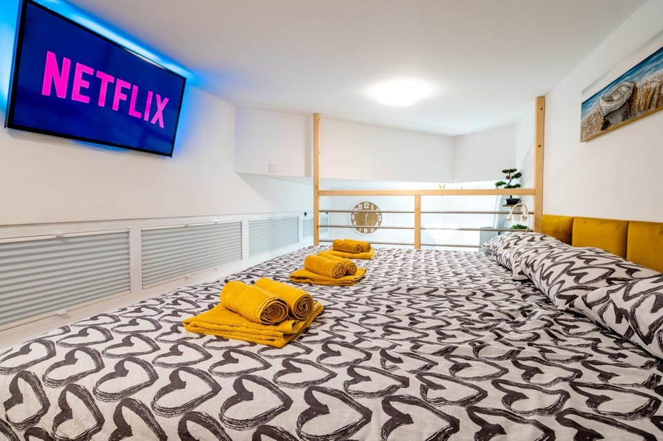Bed, TV and multimedia, Photo of the whole room, Bedroom, towels