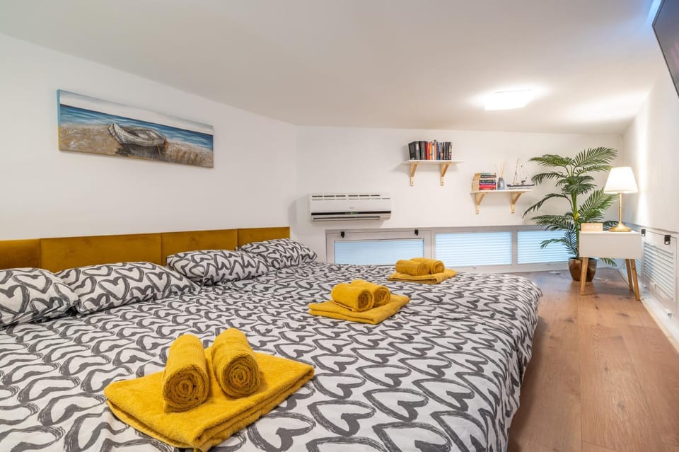 Bed, Photo of the whole room, Bedroom, towels