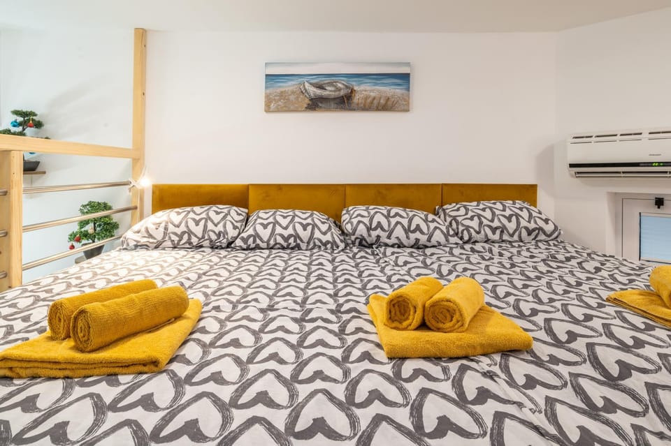 Bed, Photo of the whole room, Bedroom, towels, air conditioner