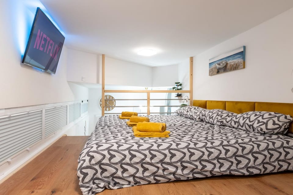 Bed, TV and multimedia, Photo of the whole room, Bedroom