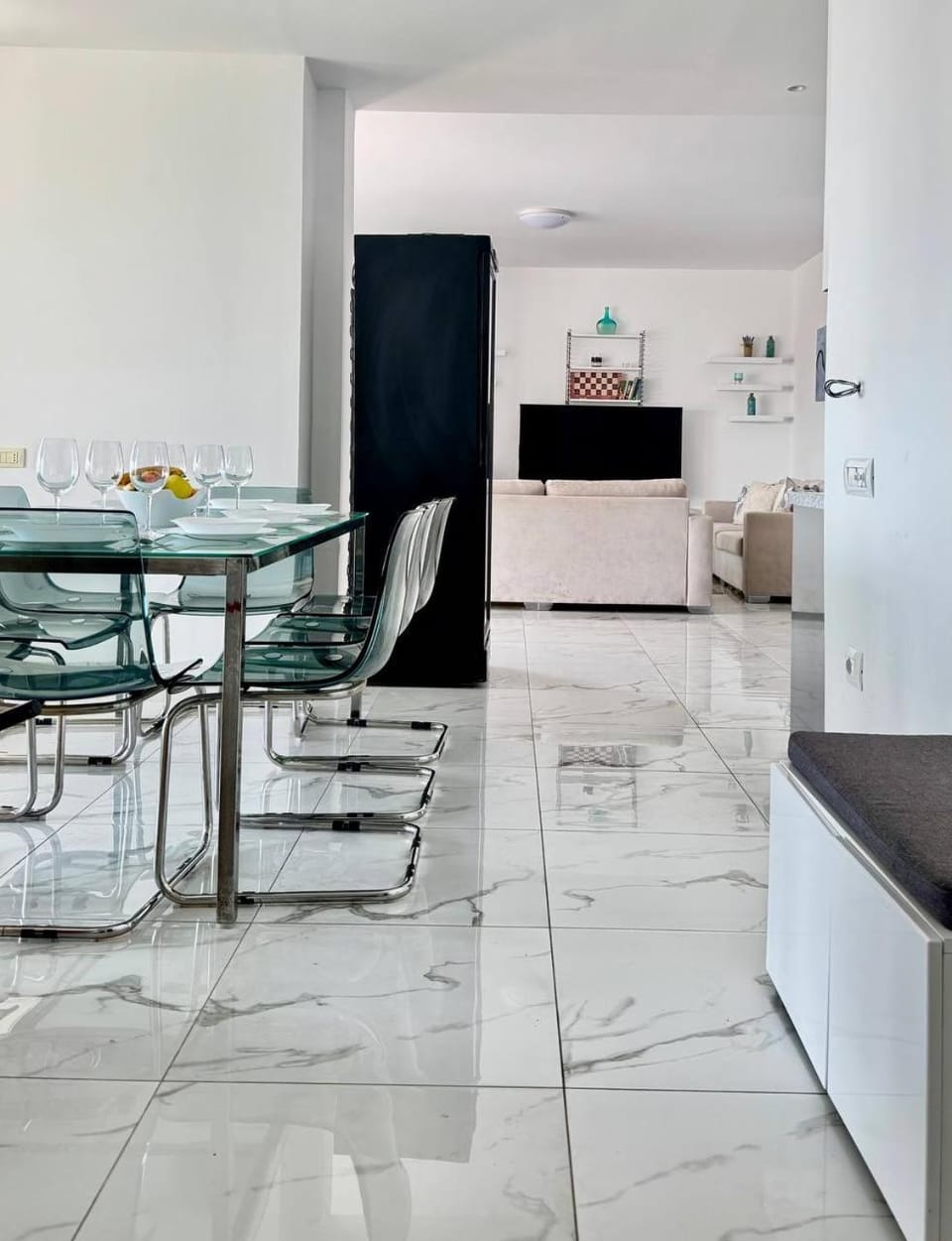 Kitchen or kitchenette, Living room, Seating area, Dining area