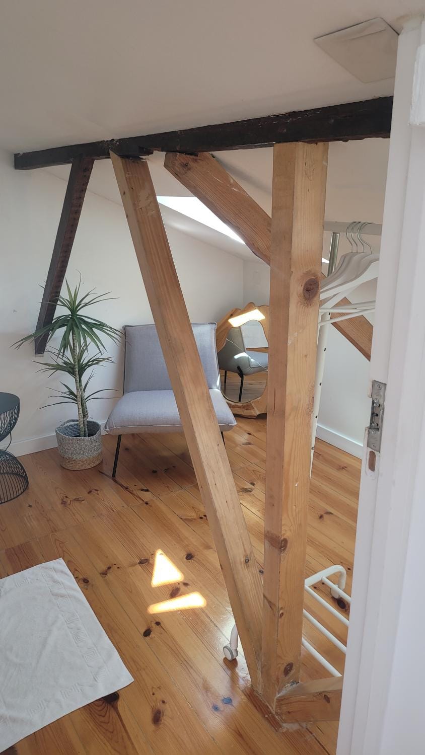 Litle Tiny Room in the Attic Apartment in Lisbon