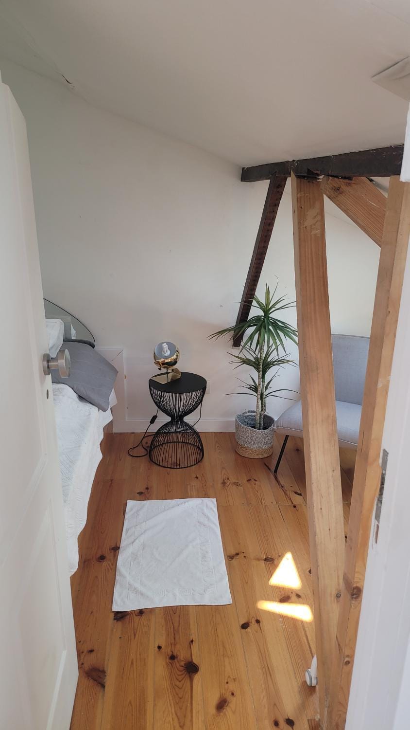 Litle Tiny Room in the Attic Apartment in Lisbon