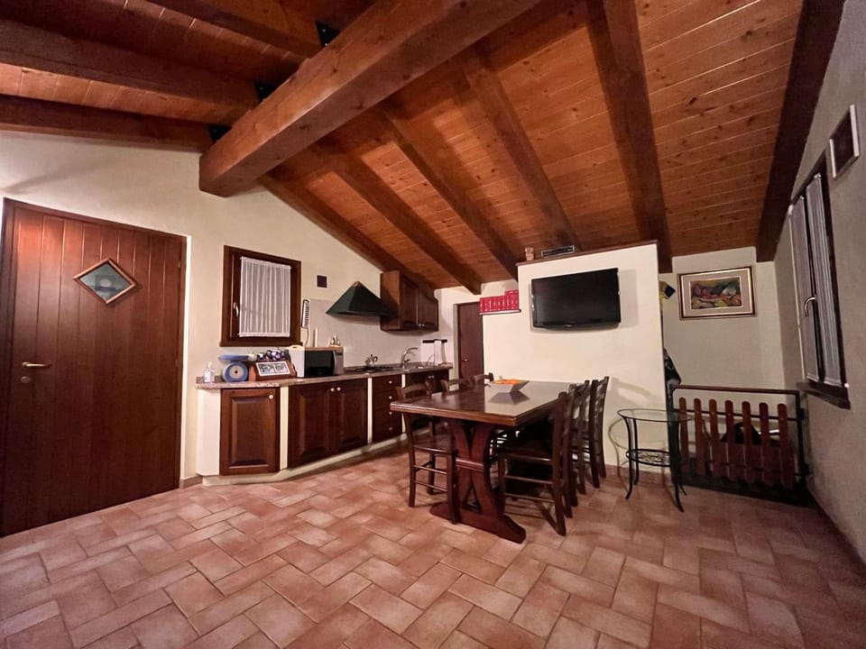Kitchen or kitchenette, Dining area, minibar