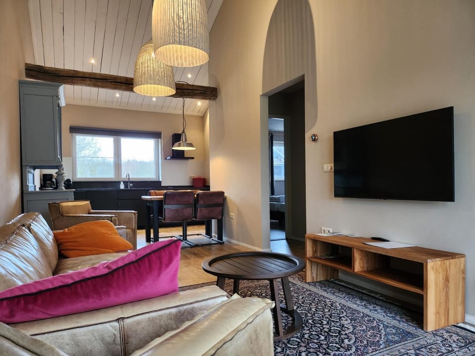 TV and multimedia, Seating area, kitchen