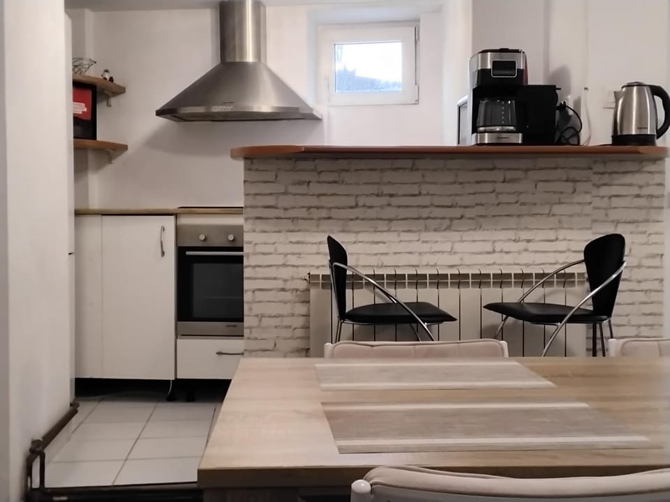 Kitchen or kitchenette, Dining area, minibar, stove, toaster