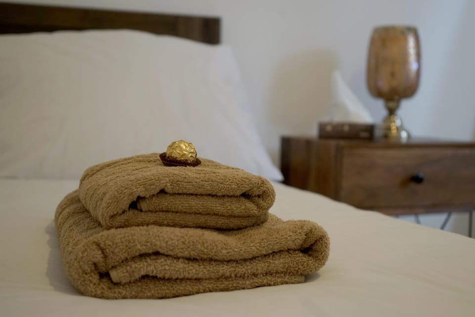 Bed, Bedroom, towels