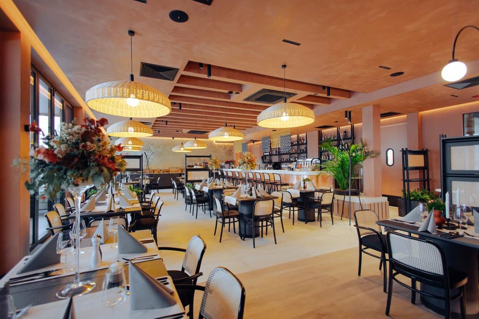 Restaurant/places to eat, Restaurant/places to eat, Food and drinks, Business facilities, Food