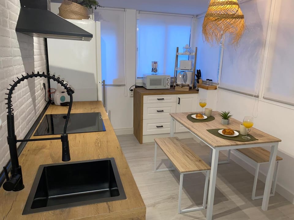 Kitchen or kitchenette, Dining area