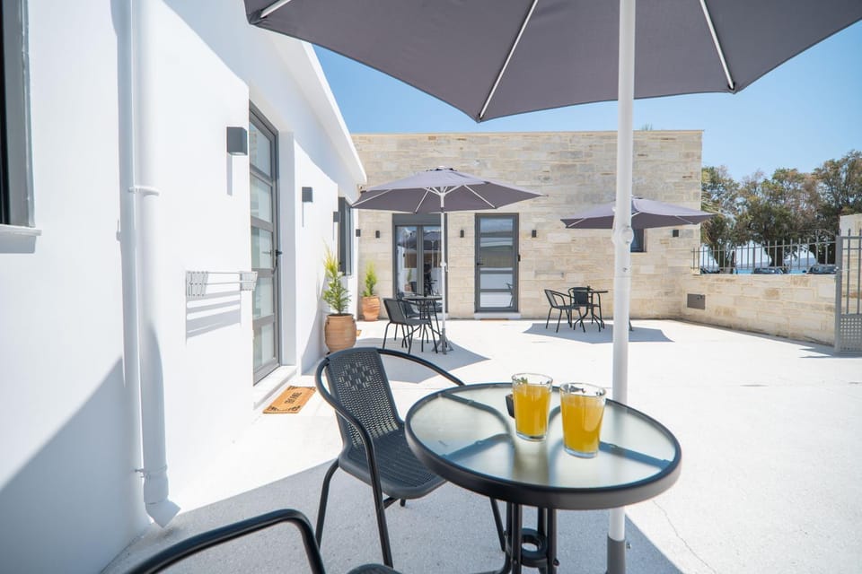 Patio, Day, Inner courtyard view