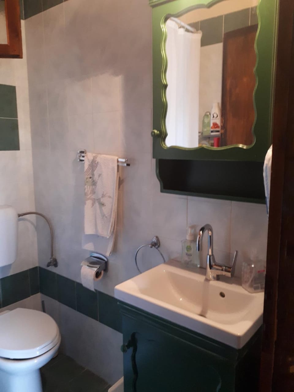 Toilet, towels