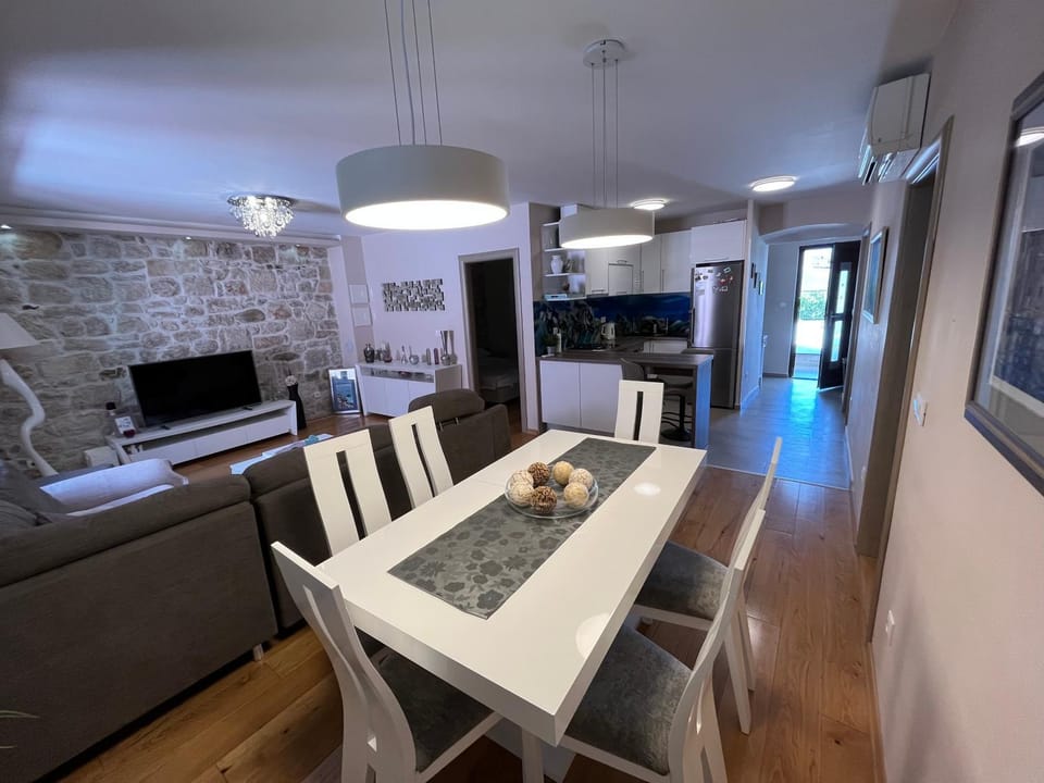 Kitchen or kitchenette, Living room, Dining area