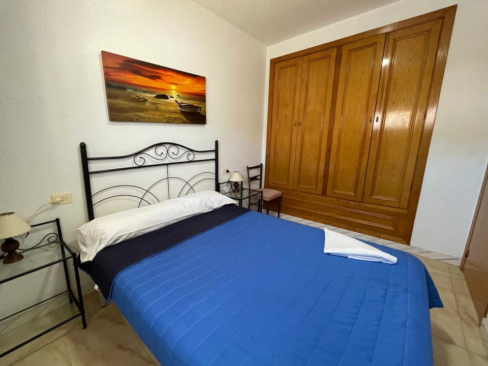 Shower, Spring, Bed, Activities, Winter, Summer, Balcony/Terrace, Photo of the whole room, Beach, Hiking, Bedroom, Autumn, Swimming pool, Sports, Entertainment, children, children, children, young children, young children, young children, older children, older children, older children, group of guests, group of guests, group of guests, cot, Family, Family, Family, Parking, microwave, oven, wardrobe