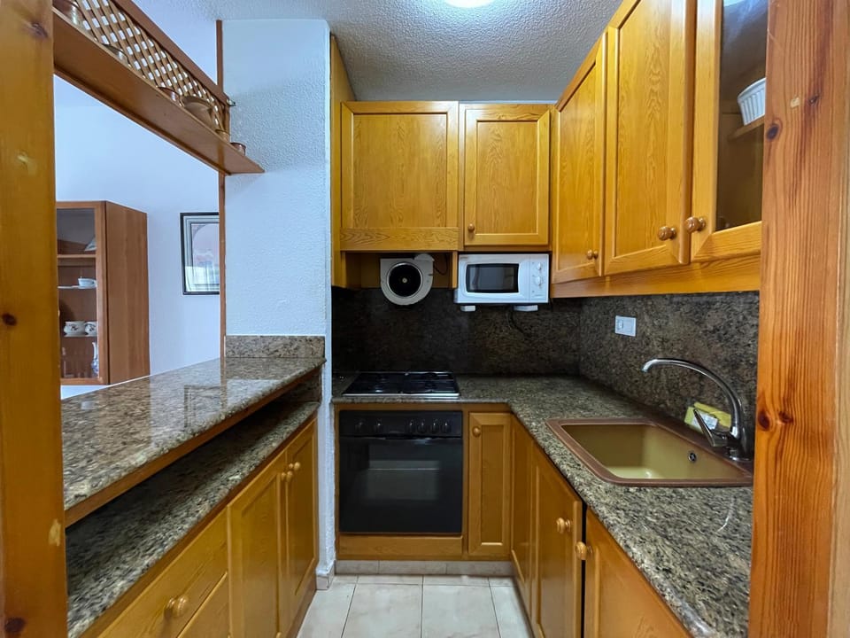 Kitchen or kitchenette, minibar, stove