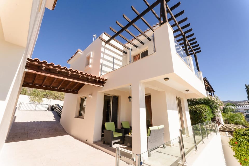Property building, Patio, Balcony/Terrace