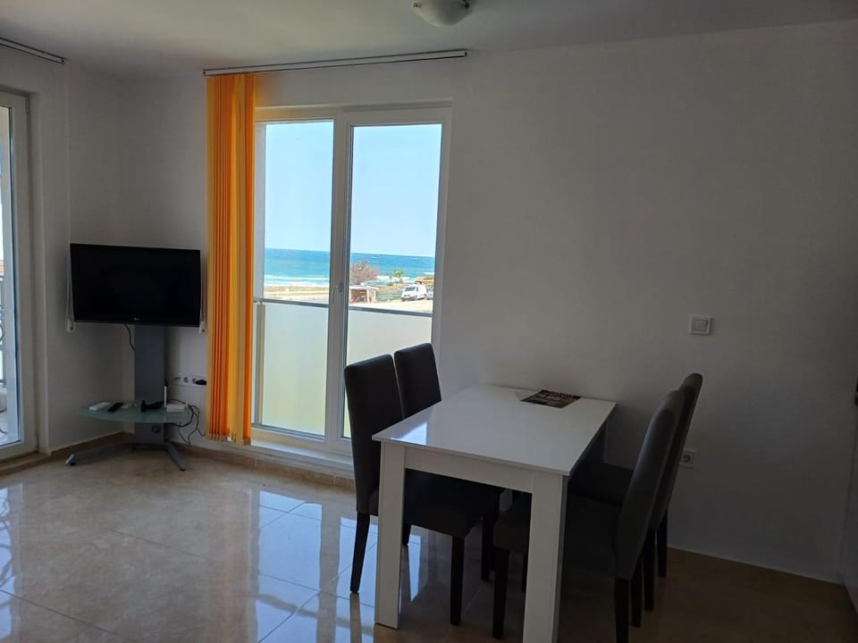 TV and multimedia, Seating area, Sea view