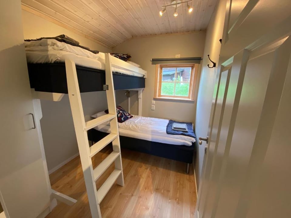 Bedroom, bunk bed