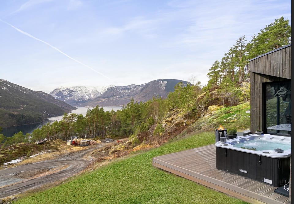 Hot Tub, Mountain view