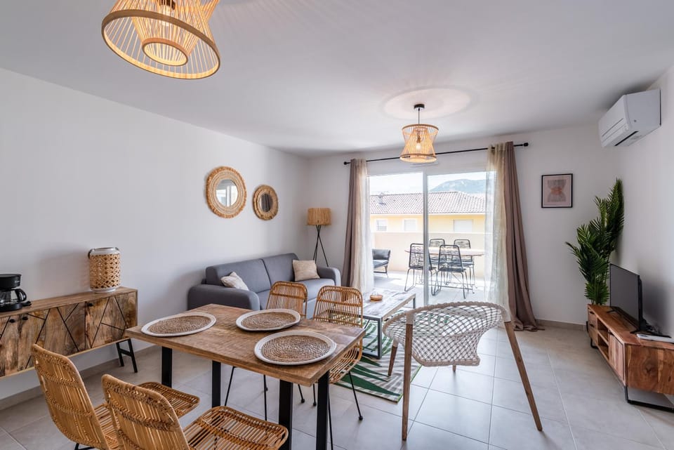 Living room, Dining area