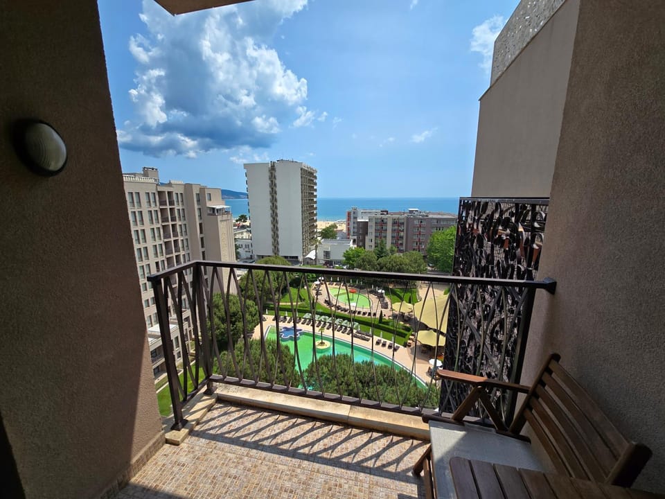 Pool view, Sea view