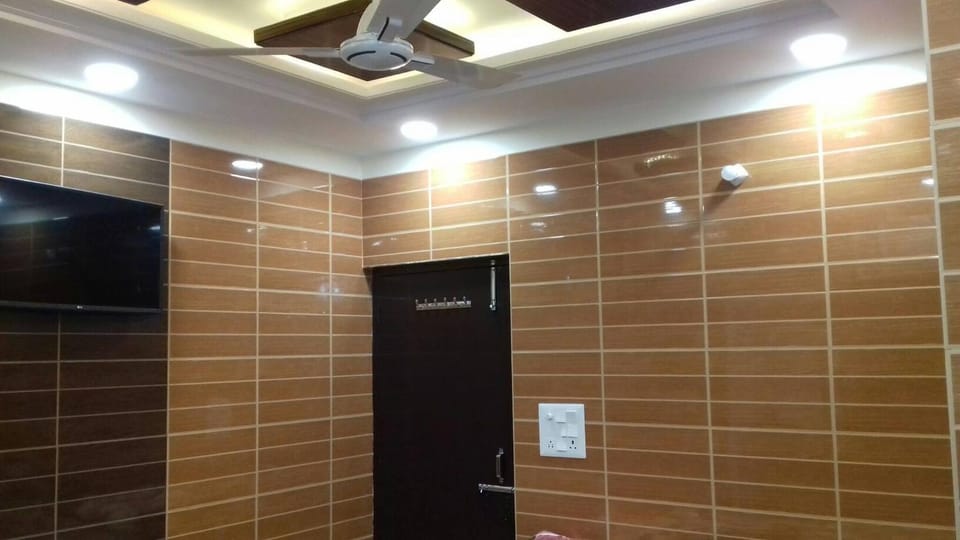 Posh, Nice Foreigner Area Lajpat Ngar Luxury Room Apartment in New Delhi
