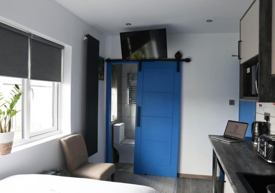 Peterborough City Stays - Kitchenette, Ensuite & Washing Machine Apartment in Huntingdonshire District