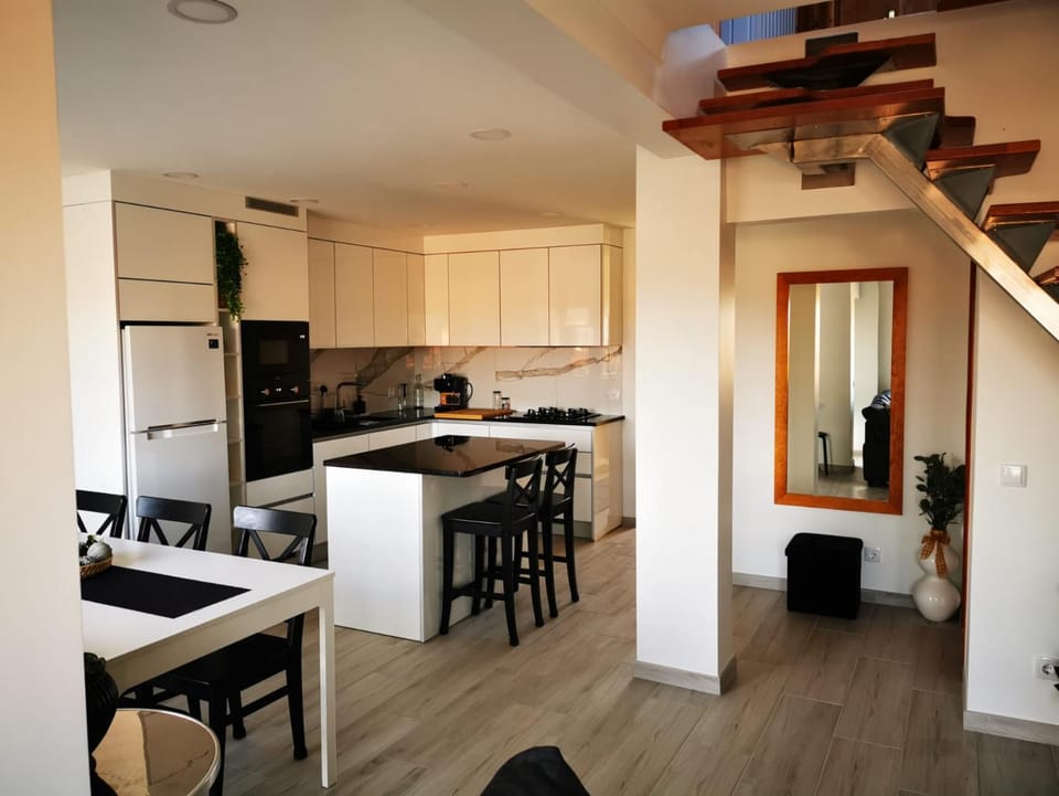 Dining area, kitchen
