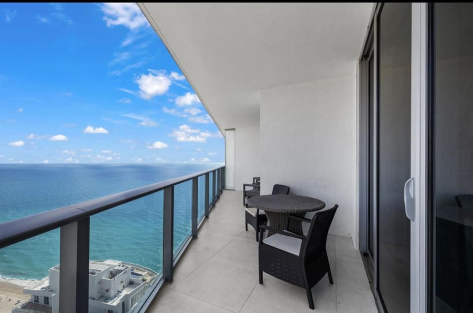 Lyfe Oceanview Resort Luxury 2 Bedroom Unit Apartment in Hollywood Beach
