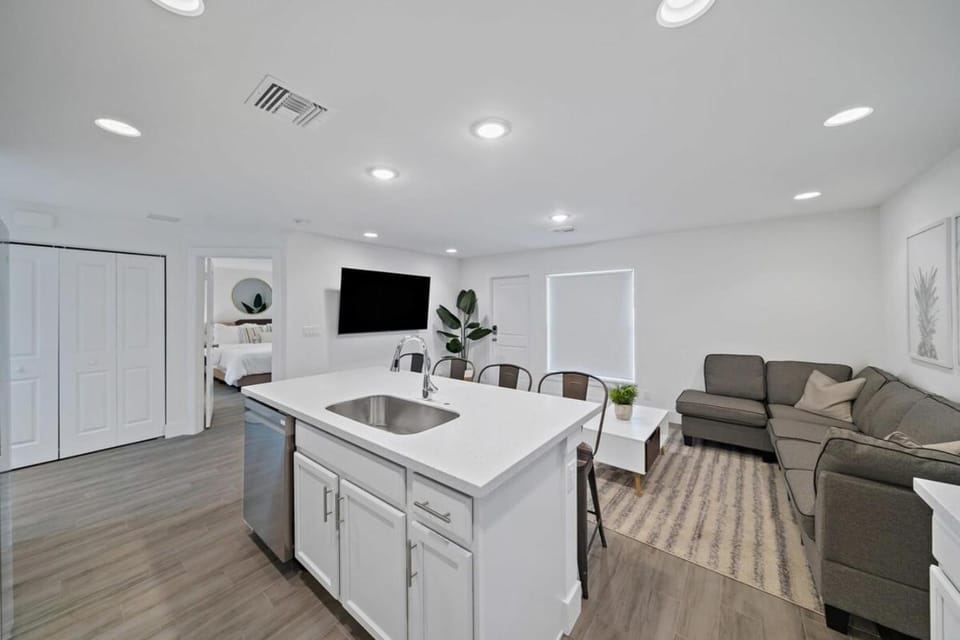 Brand New House! 10 Minutes to the Beach! House in West Palm Beach