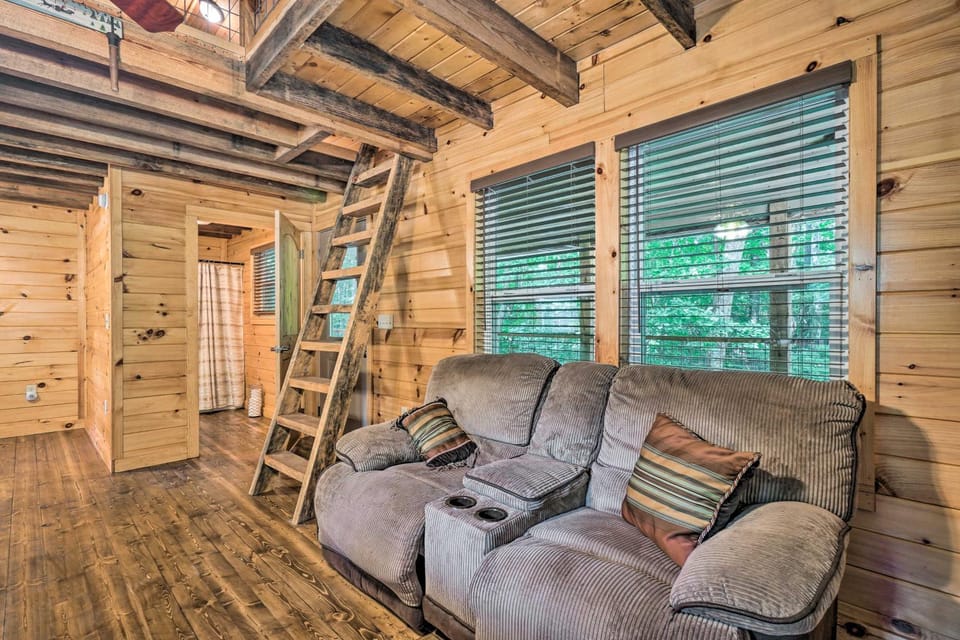 Peaceful Decatur Cabin w/ Grill & Fire Pit! Cabin in Tennessee