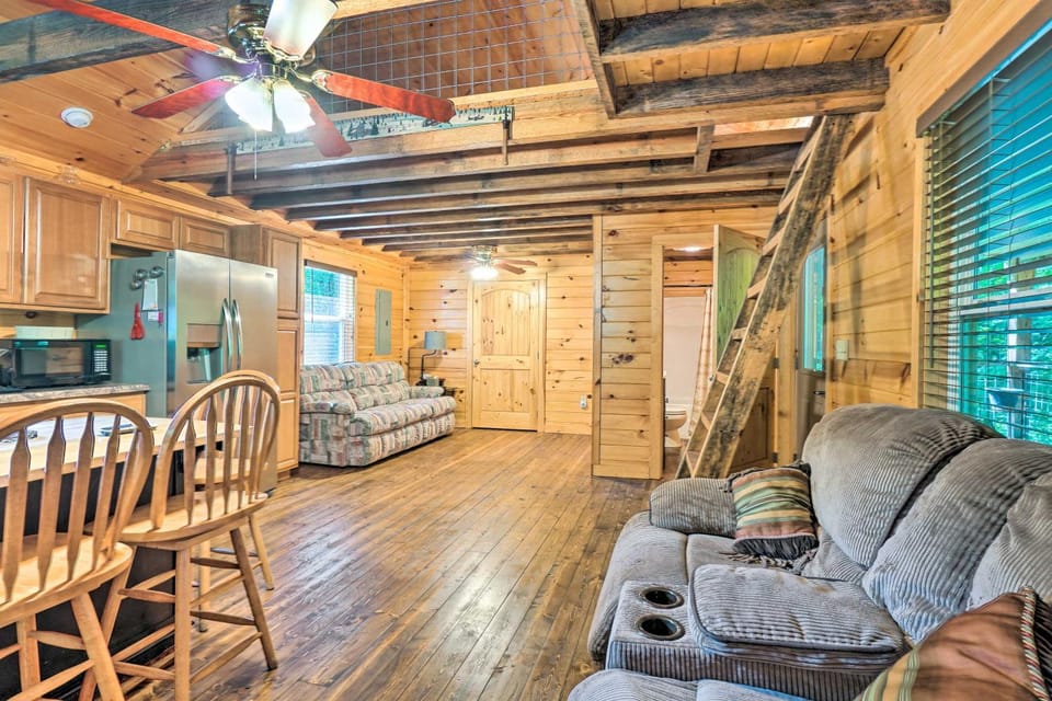 Peaceful Decatur Cabin w/ Grill & Fire Pit! Cabin in Tennessee