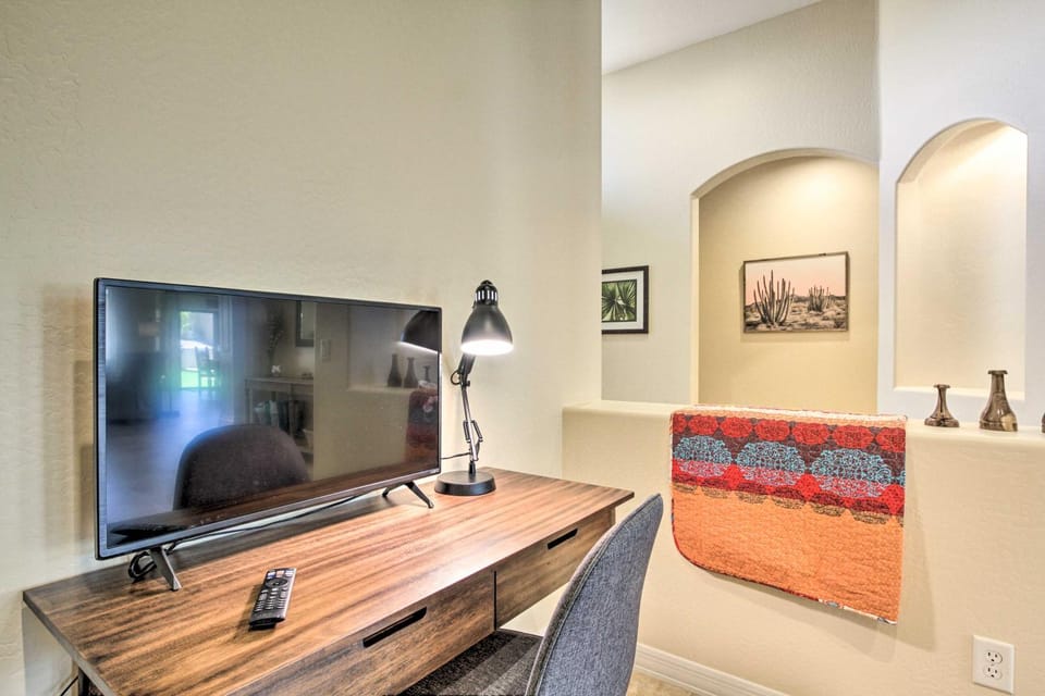 Snowbird Haven w/ Pool! 11 Mi to Dtwn Phoenix House in Laveen Village