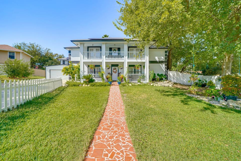 Private Pool and Yard! Massive San Antonio Villa Villa in San Antonio