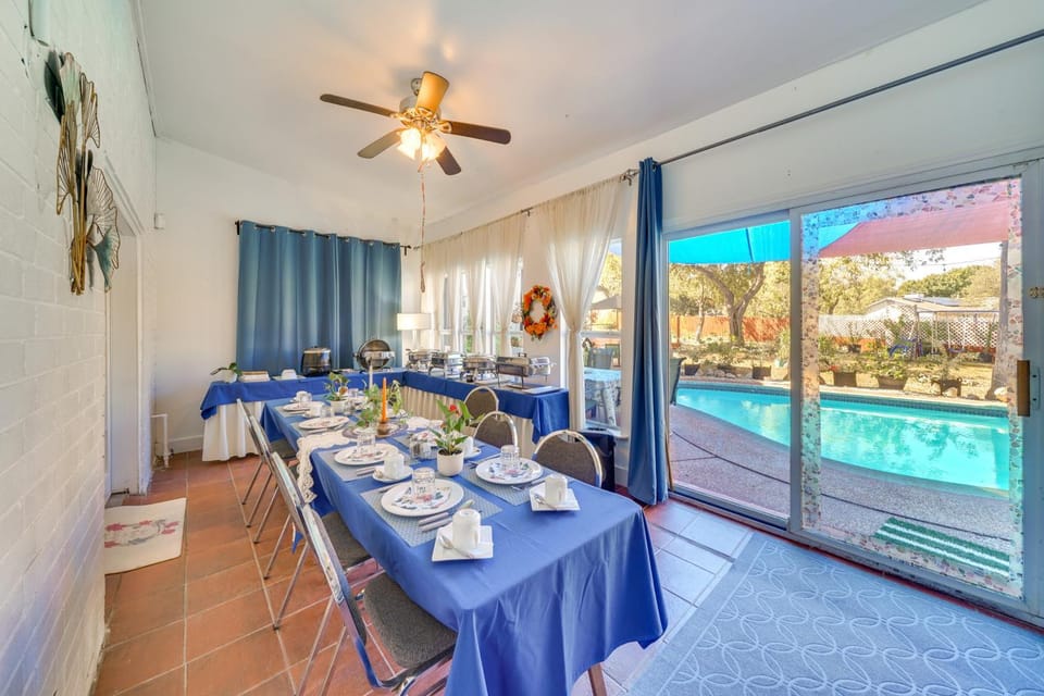 Private Pool and Yard! Massive San Antonio Villa Villa in San Antonio