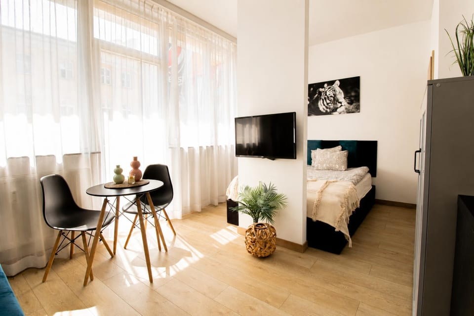 Communal lounge/ TV room, Bed, TV and multimedia, Living room, Photo of the whole room, Seating area, Evening entertainment, Bedroom