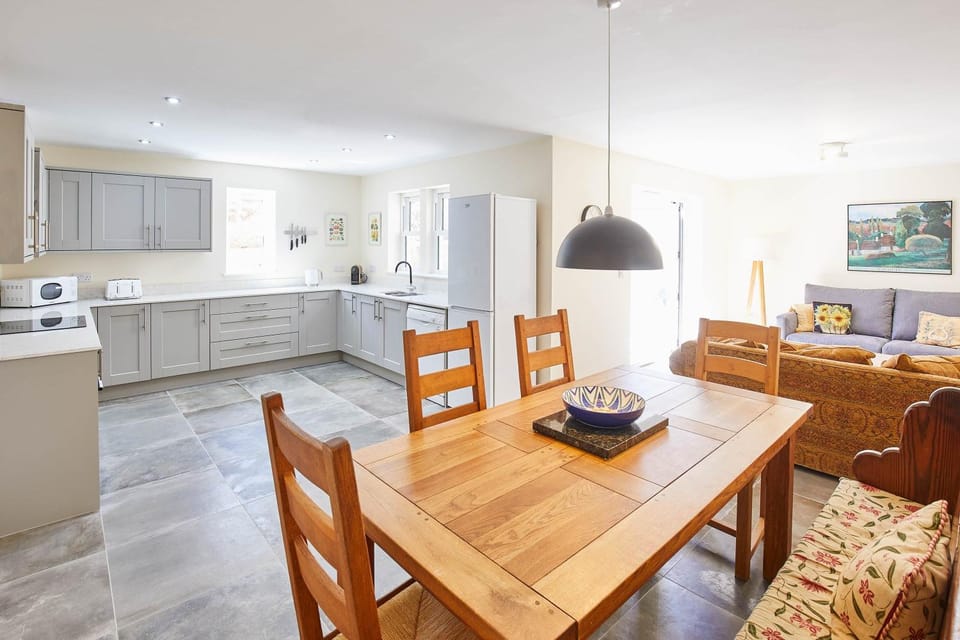 Kitchen or kitchenette, Living room, Seating area, Dining area