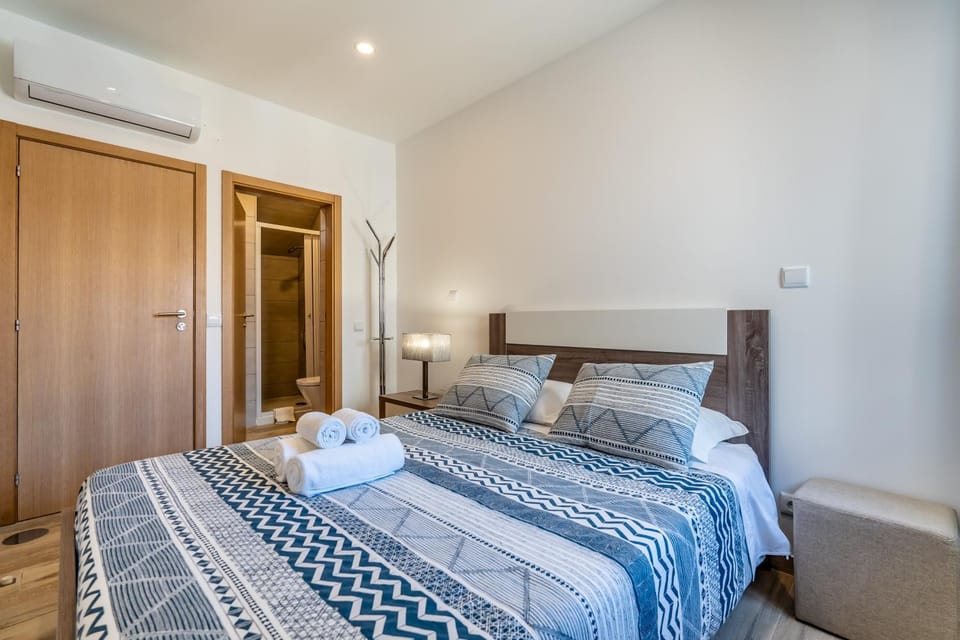 Bed, Bathroom, Bedroom, towels